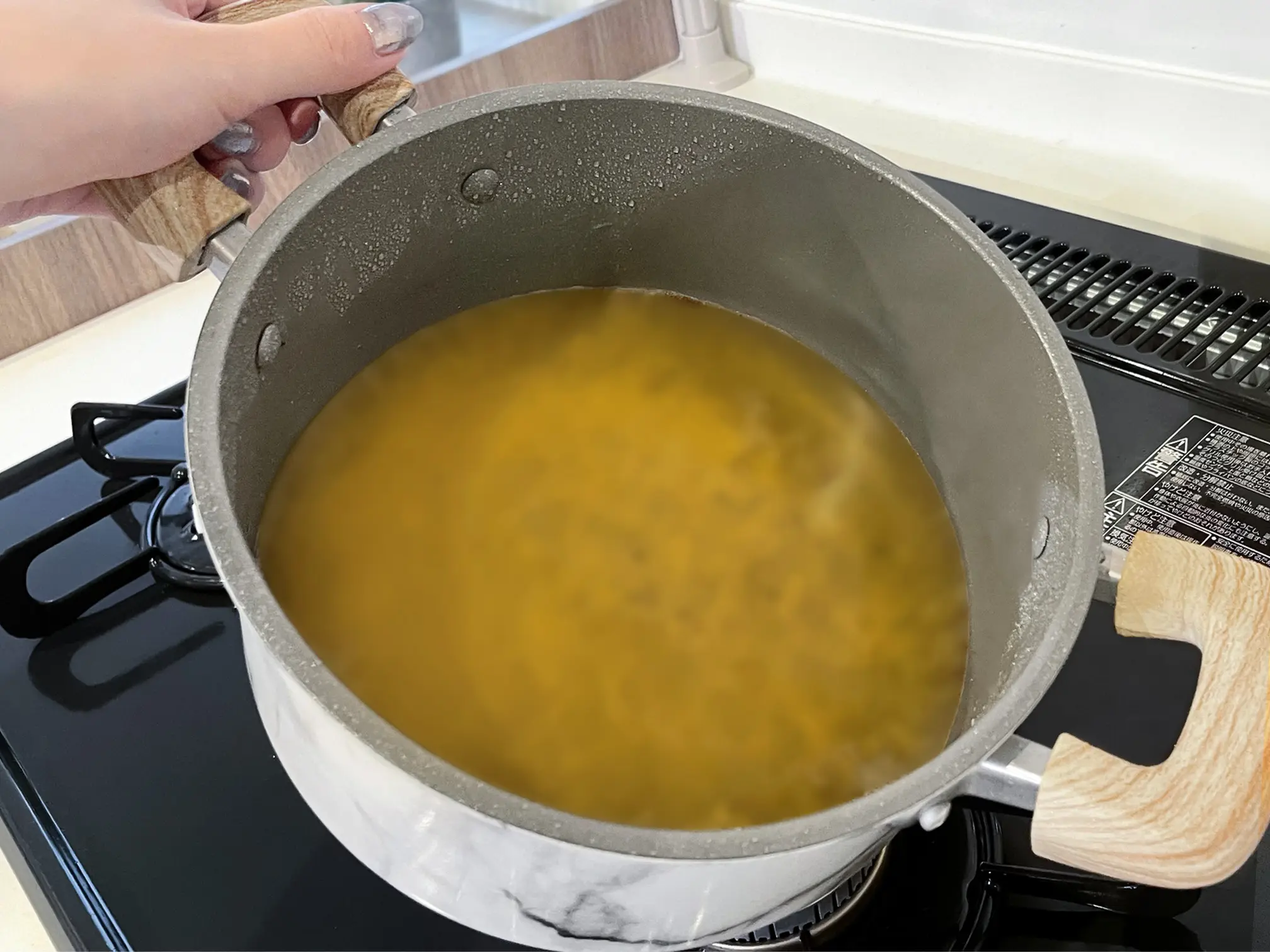 こんな感じで固まってくれるので袋に入れてゴミとして捨てることができます!